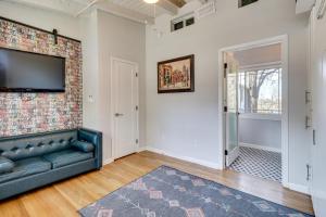 Convenient Couples Retreat 3 Mi to Dtwn Austin!