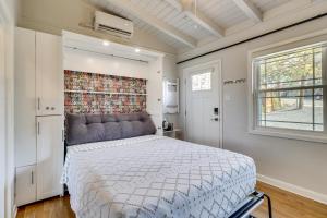 Convenient Couples Retreat 3 Mi to Dtwn Austin!