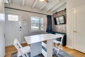 Convenient Couples Retreat 3 Mi to Dtwn Austin!