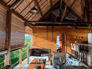 Ecolodge Libertalia Nosy Komba- Villa privee avec plage et vues panoramiques, services inclus, excursions tropicales