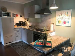 Apartment Schiefer Blick- Wohnung mit Terrasse und Balkon by Interhome