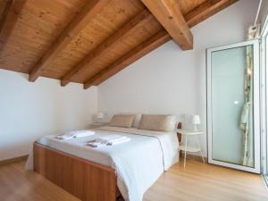 Apartment Dachgeschosswohnung am See für 6 Personen by Interhome