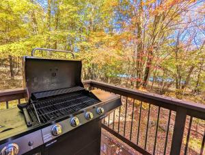 Spacious Lake Front Winter Retreat! Less than 10 Min to Big Boulder!