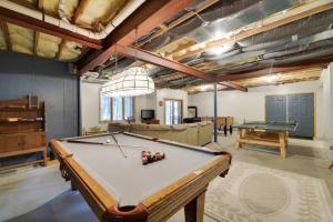 Spacious Lake Front Winter Retreat! Less than 10 Min to Big Boulder!