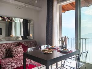 Apartment Beatrice - Haus mit Pool und Terrasse am Iseosee by Interhome