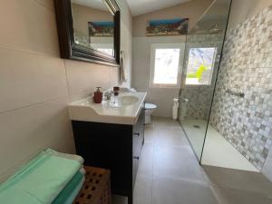 Holiday Home Haus mit Jacuzzi- Blick auf Berge- Meer und Ents by Interhome