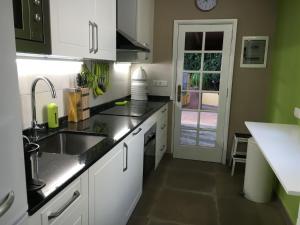 Holiday Home Haus mit Jacuzzi- Blick auf Berge- Meer und Ents by Interhome