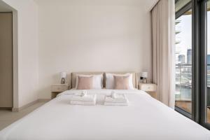 New! Stunning 2BR wBalcony and Pool Marina Vista