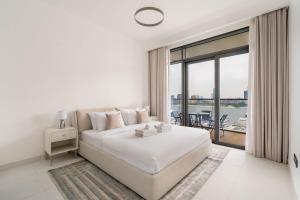 New! Stunning 2BR wBalcony and Pool Marina Vista