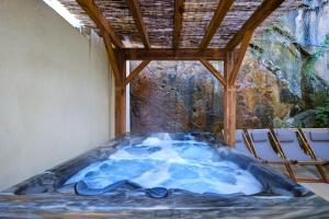 House with HotTub by Douro River & Iconic Bridge