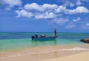 Comfortable twin room 300m at beach WiFi parking