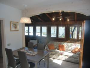 Holiday Home Freistehendes Haus mit Veranda mit Seeblick by Interhome