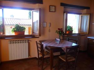 Holiday Home Magnolienhaus mit Pool zwischen Florenz und Arezzo by Interhome