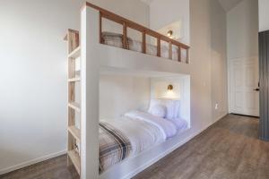 Lakeview Getaway Game Rm, Pool, Spa, Sauna!