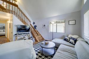 Outdoor Adventure Hub! Munds Park Cabin with Decks