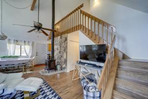 Outdoor Adventure Hub! Munds Park Cabin with Decks