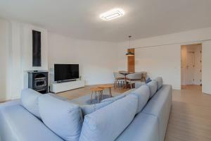 Marisol, Spacious T2 with AC near golf, Aroeira, Caparica