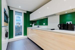 Colourful 1BDR Canalside Flat in East London