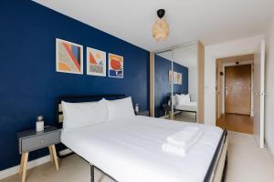 Colourful 1BDR Canalside Flat in East London