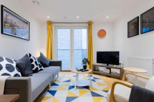 Colourful 1BDR Canalside Flat in East London