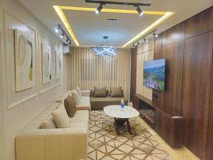 Large luxurious apartment opposite to Hassan 2 Mosqu and FAIR international casablanca , near downtown prohibited arb unmarried couples, Free underground parking for buildings, 3 rooms, 2 bathroom, living room