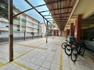 Apto no centrinho com split perto do mar acochegante e muito confortavel perto de tudo