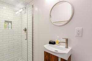 Steps from Vandy, live music-Downtown 9 mins away!