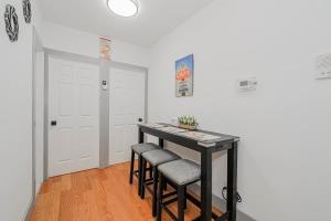 Spacious 3BR Apt with Quick Manhattan Access and Free Parking