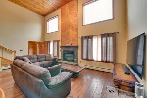 Walk to Hunter Village! Family Ski Retreat with Deck