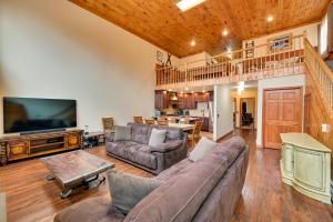 Walk to Hunter Village! Family Ski Retreat with Deck