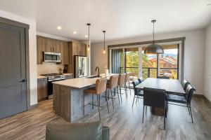 Mountain View 3BR Condo w Pool & Hot Tub Access