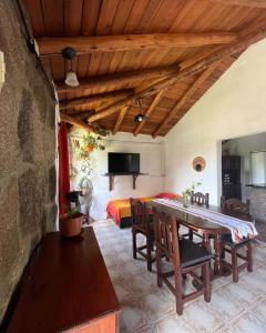 Casa rústica y departamento con wifi, cochera y asador a metros del río Mina Clavero