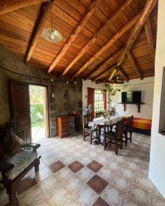 Casa rústica y departamento con wifi, cochera y asador a metros del río Mina Clavero