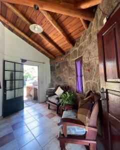 Casa rústica y departamento con wifi, cochera y asador a metros del río Mina Clavero