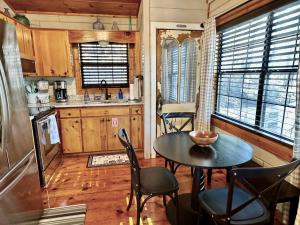 Stargazer Cabin - Sauna, Rooftop Deck, Fire Pit, Indoor Wood Fireplace, Privacy