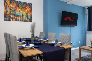 2 Bed Flat Manchester City Centre - Sleeps 8 - Free Parking - Contractors & Long Stays Offer - Wi-Fi & Netflix - Workspace & Coffee