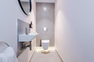 The Monochrome Suite at Ryedale House - Free Parking