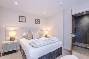 The Monochrome Suite at Ryedale House - Free Parking
