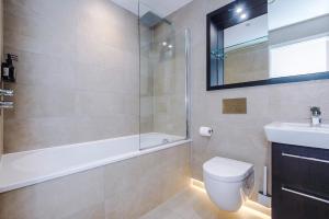 The Monochrome Suite at Ryedale House - Free Parking