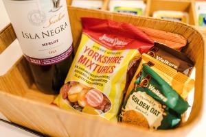 The Monochrome Suite at Ryedale House - Free Parking