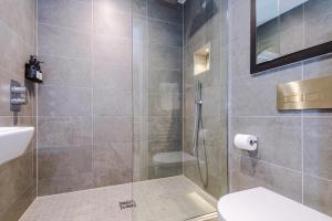 The Monochrome Suite at Ryedale House - Free Parking