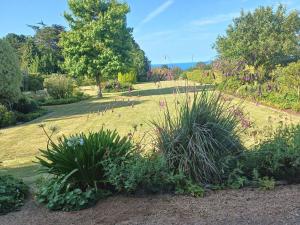 Holiday Home Komforthaus mit Traumgarten und Meerblick by Interhome