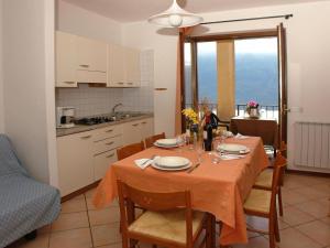 Apartment Dreizimmerwohnung mit Seeblick by Interhome