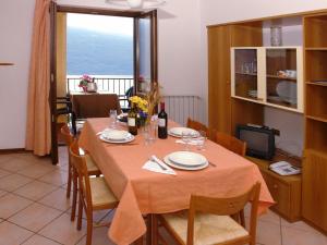 Apartment Dreizimmerwohnung mit Seeblick by Interhome