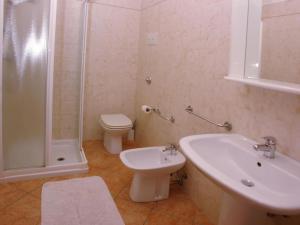 Apartment Dreizimmerwohnung mit Seeblick by Interhome