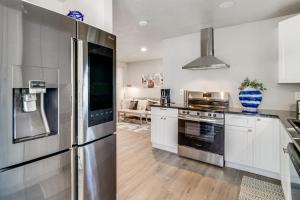 Deck and Screened Porch Livingston Couples Retreat