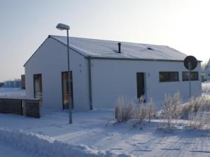 Holiday Home Strandnahes Ferienhaus mit Terrasse und Stellplatz by Interhome