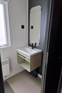 Apartment Mobil-home tout confort Camping 5 à Montalivet by Interhome