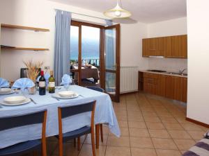 Apartment Zweizimmerwohnung mit Seeblick by Interhome