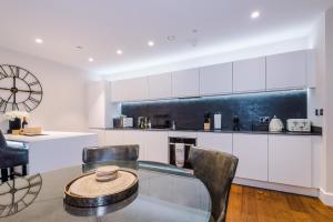 The Monochrome Suite at Ryedale House - Free Parking